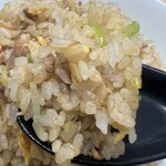 とんとんラーメン - 油は控えめながら、米一粒がしっかりとコーティングされてるのが分かる。そこにチャーシューが刻まれて炒められるので、旨味バッチリなナイスな炒飯♪