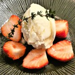 gurirutowainkocchohachisanichi - 自家製チーズと本日の果物（イチゴ） はちみつがけ