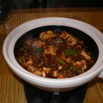 スーツァン・レストラン陳 - 　陳建一の麻婆豆腐です。土鍋仕立てなので熱く美味しくいただけます。辛さや山椒のしびれが苦手な人は、控えめにして作ることも出来ますよ。