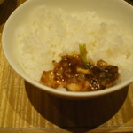 スーツァン・レストラン陳 - 陳建一の麻婆豆腐を白いご飯にのせた様子、その１です。