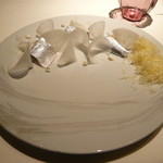 ライラ - ４．前菜②鰯（柑橘類で〆て燻った鰯のプラチナ箔コーティング）2014.1.1x