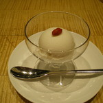 スーツァン・レストラン陳 - 杏仁豆腐味のアイスクリームです。