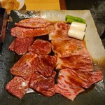 炭火焼 ゆうじ - ロース盛合せ。焼き順は、赤身から脂の多い肉に移行すると美味しくいただけます