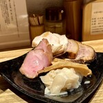 麺屋 周郷 - チャーシュー3種類と、店内仕込みのメンマ、ヒメタケを使った筍ゆば