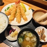 お魚処 うおとも - 小鉢に漬け物付きです