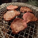 Yakiniku Dorago - タン塩焼き中