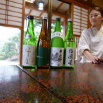 Okamezushi - 本日の地酒とアキコさん。