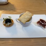 236173323 - 前菜　左からチーズ籠のアスパラガス、海老芋スープとグリッシーニ、タピオカ生地の生ハム載せ