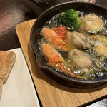 Crab Shrimp and Oyster - ズワイ蟹爪・龍宮の白姫海老・兵庫県室津産牡蠣のアヒージョ