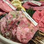 炭火焼肉 牛仁 - 牛タン等
