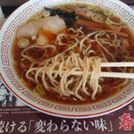 Raamen Kagetsu Arashi Hitachi Nakafasshon Kuruzuten - 荻窪中華そば　春木屋　900円　麺アップ