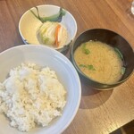 ステーキハウス磐梯 - ご飯、味噌汁、お新香。