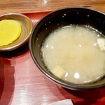 ドライブインいとう豚丼名人 - たくわん２切れと、味噌汁からは生姜がどこかにいる？感が....