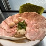 さんじ - 濃厚煮干しそば。お肉薄くてトロトロ！卵は珍しくうずらなのね♪スープはかなり濃厚！しょっぱめかな？