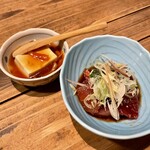 牛煮炊きとおばんざい ちいやん - 付き出しの豆腐のあんかけ？と大分名物りゅうきゅう