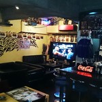 レスリングカフェ東京 - ゆったりソファーのお席でお酒を飲みながら映像も楽しんでいただけます。