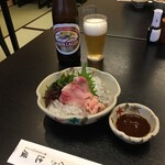 Tsujiya - 鯉の刺身（5切れ）と鯉の卵、ビールのアテにバッチリ旨し！瓶ビールでしたが冷やしグラスの提供はうれしい！