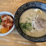 Hidekiyo Ramen - とんこつ白ラーメン790円税込と温玉キムチ丼+150円税込