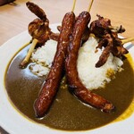 辛来飯 - チキンとウインナー2本のカレー