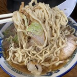 ケンちゃんラーメン - いつも脂身をスープの底に入ってから麺を食べます。
