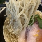 麺処 しろくろ - 麺は中細で加水率があるタイプで、ツルッとしています。