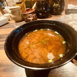 Katsuretsu tei - わかめ、豆腐の味噌汁。お代わり自由です。