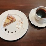 カフェ パサパ - くるみのキャラメルタルト / 本日のコーヒー