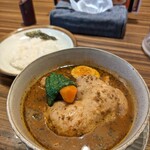 東京らっきょブラザーズ - 道産桜姫鶏レッグのスープカレー
            