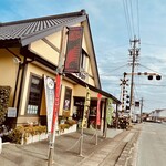 お好み工房 こがねや - お店は遠州鉄道（赤電）の踏切のすぐそば