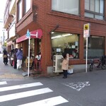 BOULANGERIE KEN - 今日も並んでます。