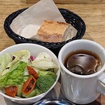 カフェカルディーノ/HAGARE - CAFE KALDINO HAGARE ヤエチカ店 PASTA SET のミニサラダ・パン・選んだホットティー