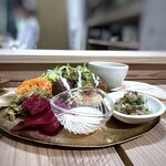金時 黃土 - ◆お野菜などが色々盛られ美味しそう。 「ファラフェル(ひよこ豆のスパイスコロッケ)」「野菜の盛り合わせ」「フムスとヨーグルトソース」「ピタパン」「豆のスープ」など。