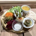 金時 黃土 - ＊上から。メニューに記載されている以外に「赤キャベツのピクルス」「きのこのスパイス炒め」「人参ラペ」なども。
