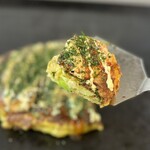 Okonomiyaki Bumpuku - 表面 カリッと、中はふんわり
                        お出汁が効いててウマっ！
                        甘口のソースもよく合ってるーーー