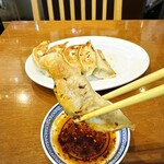香港麺 新記 - 餃子リフト