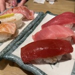 すし酒場 さしす 2号店 - サーモン三昧　430円　本マグロ三昧　540円