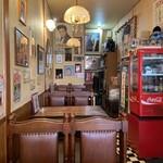 ファントム - 店内入口付近から奥の席を望む