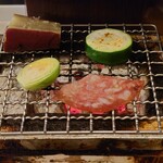 東京バーグ屋 - サラミを強火でサッと焼く。さつま芋は隅の火力の弱いところへ。野菜は強火で適度な焼き目を付ける。