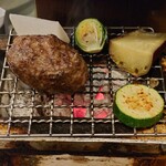 東京バーグ屋 - 1個目のハンバーグと野菜たち。さつま芋の位置と向きは常に注意して調整する。