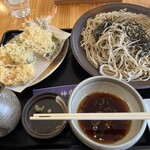 手打ち蕎麦 神楽坂 - 天ざる大盛　一口食っちゃった