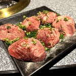 オリーブ牛焼肉 妃牛 - 厚切りもできるとの事で、勿論オーダーしたのは【マンゴータン】タン元だけで充分かな