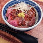 Rosutobifuhoshisogouchibaten - 丼が小さくみえますが、深さはあるので見た目よりご飯は入ってます。ただし女性向けの量。