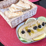 アゼル・レストラン&バー - Humus（ひよこ豆のペースト），Ekmek（パン）