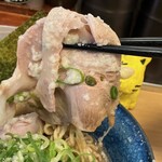 濃厚らーめん 驚麺屋 - チャーシュー、にゅ～～ん！