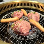 オリーブ牛焼肉 妃牛 - マンゴータンとウインナー焼いてます。