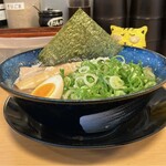 濃厚らーめん 驚麺屋 - メガとんこつ　850円(税込)　※横からも