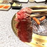 Oribu Yakiniku Higyuu - しっとり食感で肉の旨味、脂の甘みをポン酢でいただきます❗️