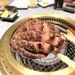 オリーブ牛焼肉 妃牛 - 表面はカリッと香ばしく、中は絶妙なミディアムレア加減‼️咀嚼すると溢れる肉汁