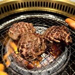 オリーブ牛焼肉 妃牛 - 余熱で休めてかや再び少し焼きます
