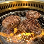 オリーブ牛焼肉 妃牛 - 表面はしっかり焼き、一度皿に移し余熱で寝かせるのがポイントやね